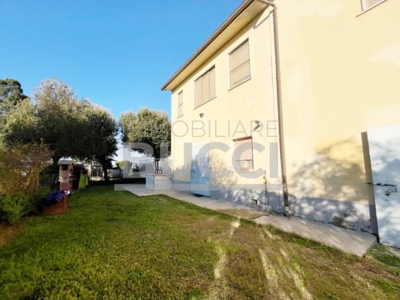 LOCALITA’ LA SDRISCIA ( COMUNE DI PIOMBINO ) VENDESI APPARTAMENTO CON GRANDE SPAZIO ESTERNO € 197.000