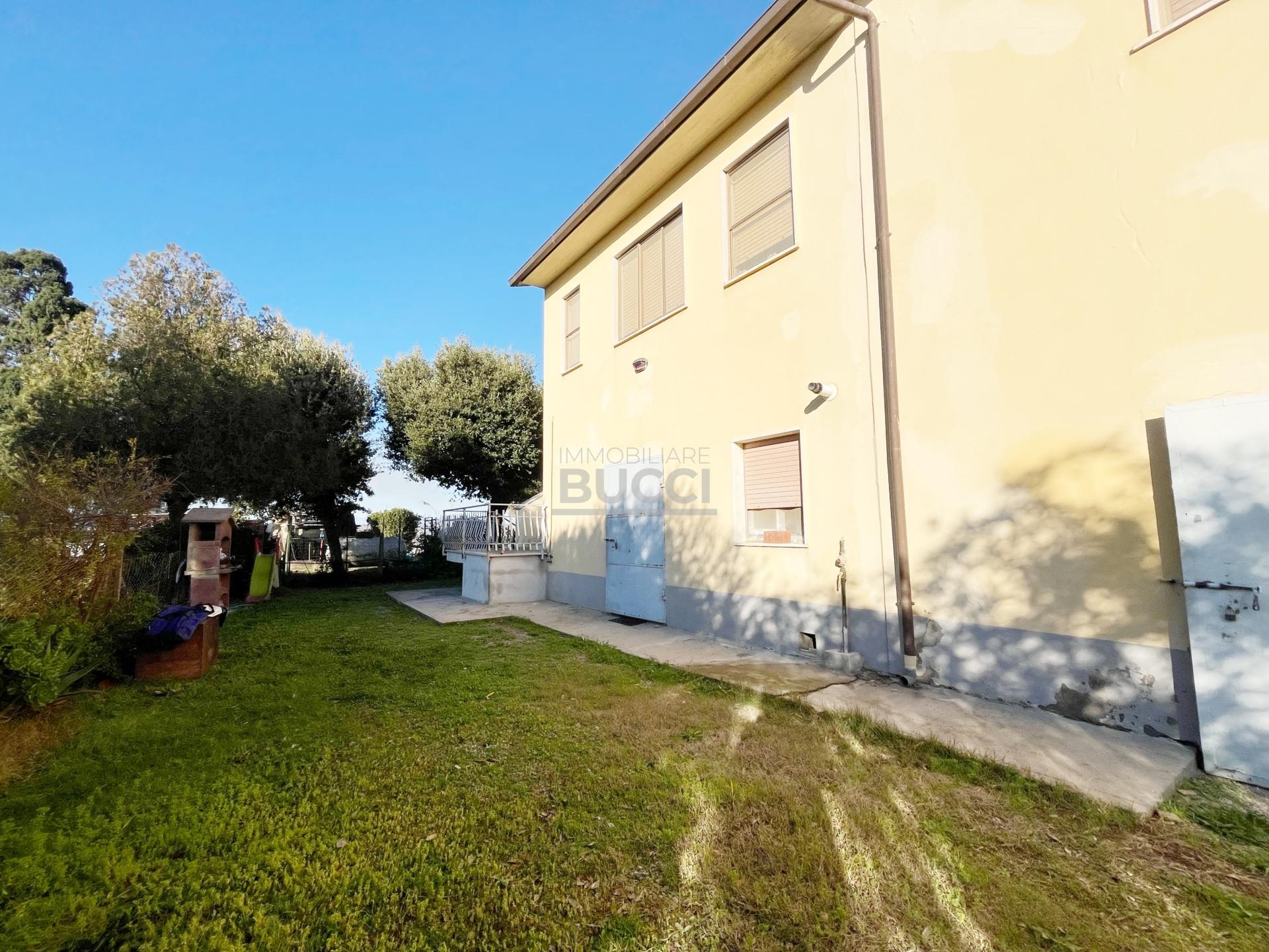IMG_4009 LOCALITA’ LA SDRISCIA ( COMUNE DI PIOMBINO ) VENDESI APPARTAMENTO CON GRANDE SPAZIO ESTERNO € 197.000