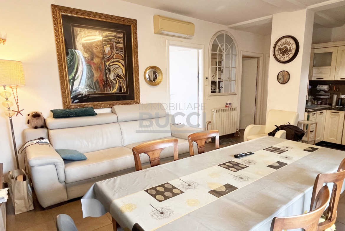 FOLLONICA – APPARTAMENTO DI PREGIO IN VIALE MATTEOTTI 2 MINUTI A PIEDI DALLA SPIAGGIA Ape in rich. € 370.000