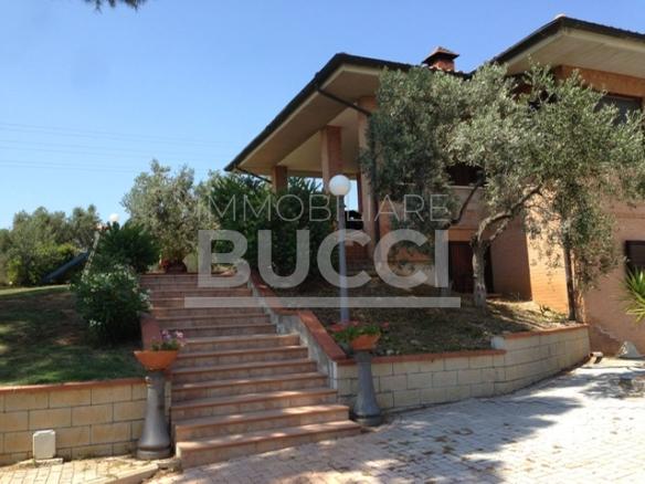 IN ZONA COLLINARE VICINO A FOLLONICA VILLA UNIFAMILIARE CON TERRENO CIRCA ETTARO VISTA MARE RICHIESTA € 720.000