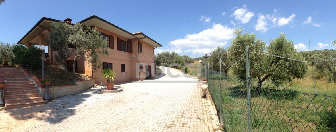 IN ZONA COLLINARE VICINO A FOLLONICA VILLA UNIFAMILIARE CON TERRENO CIRCA ETTARO VISTA MARE RICHIESTA € 720.000