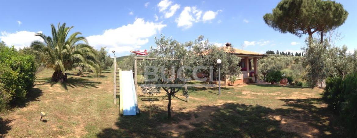 IN ZONA COLLINARE VICINO A FOLLONICA VILLA UNIFAMILIARE CON TERRENO CIRCA ETTARO VISTA MARE RICHIESTA € 720.000