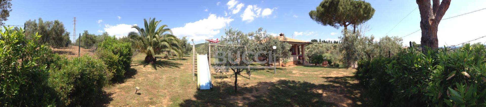 IN ZONA COLLINARE VICINO A FOLLONICA VILLA UNIFAMILIARE CON TERRENO CIRCA ETTARO VISTA MARE RICHIESTA € 720.000