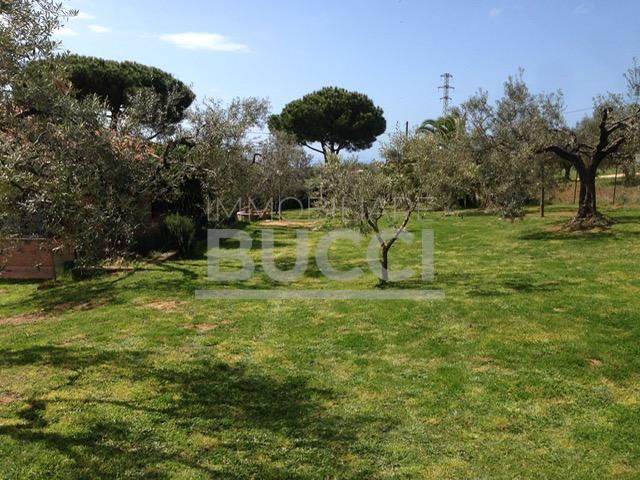 IN ZONA COLLINARE VICINO A FOLLONICA VILLA UNIFAMILIARE CON TERRENO CIRCA ETTARO VISTA MARE RICHIESTA € 720.000