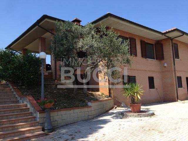 IN ZONA COLLINARE VICINO A FOLLONICA VILLA UNIFAMILIARE CON TERRENO CIRCA ETTARO VISTA MARE RICHIESTA € 720.000